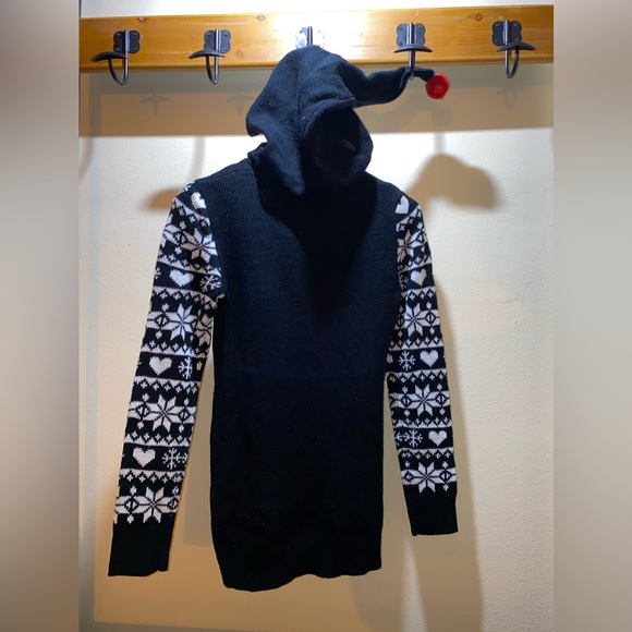 Cute juniors size XS (1) “Santa’s favorite” Sweater with hood - Picture 3 of 7